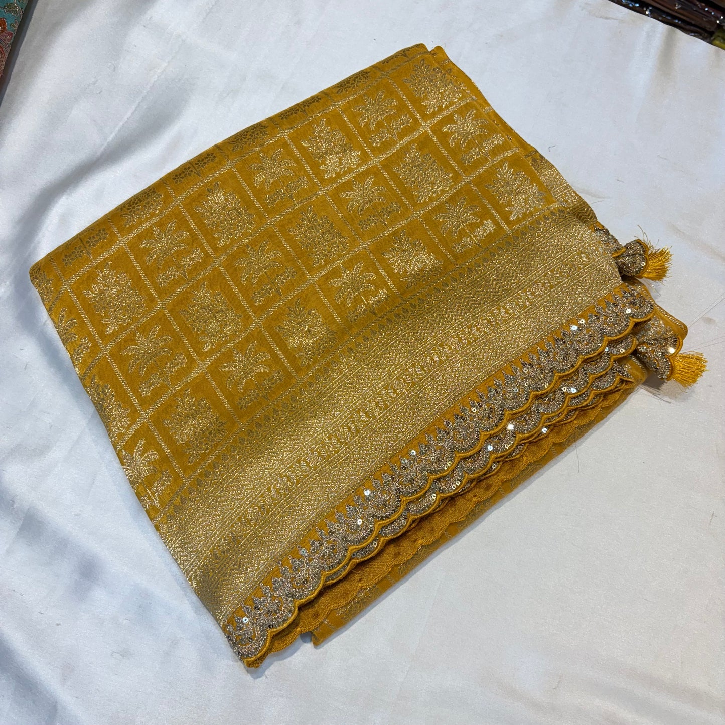 BROCADE KANCHI SILK SAREE WITH SCALLOP BORDER