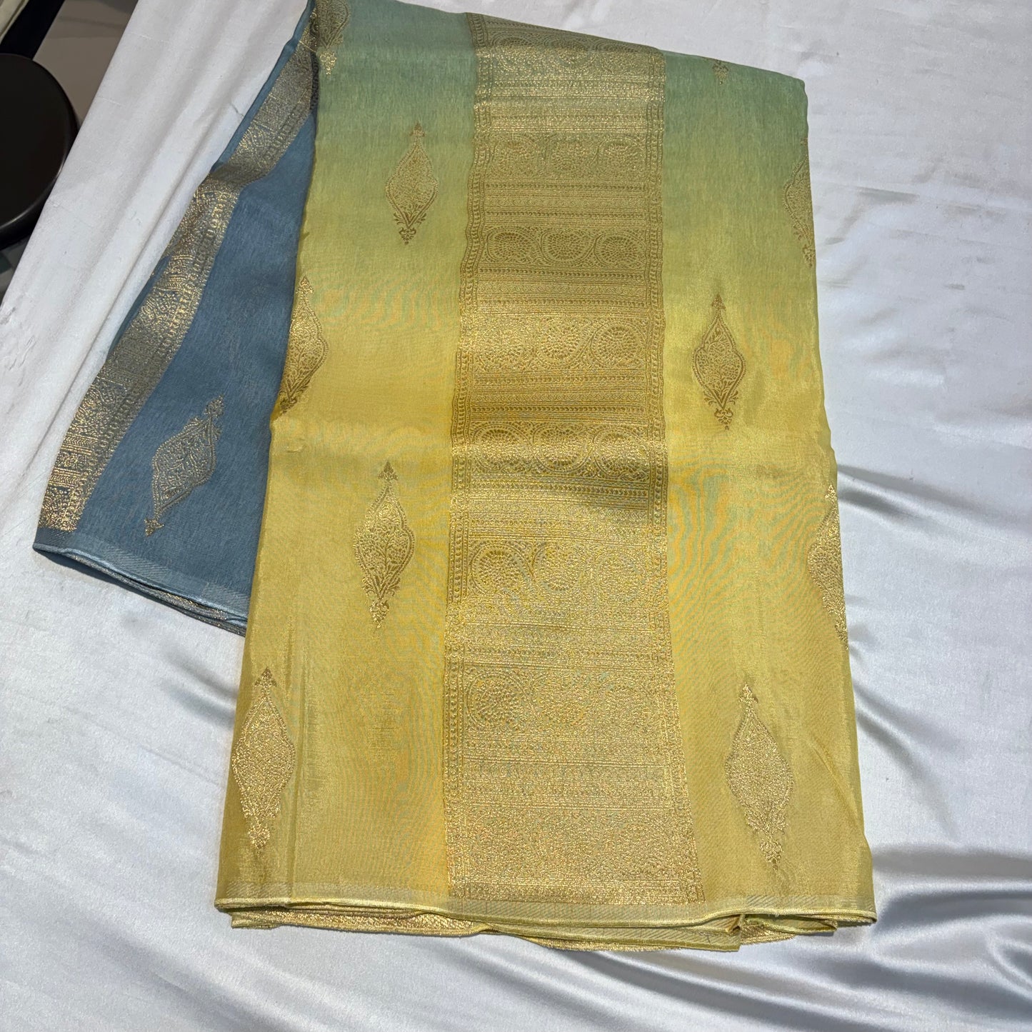 Mounga silk saree in dual shade