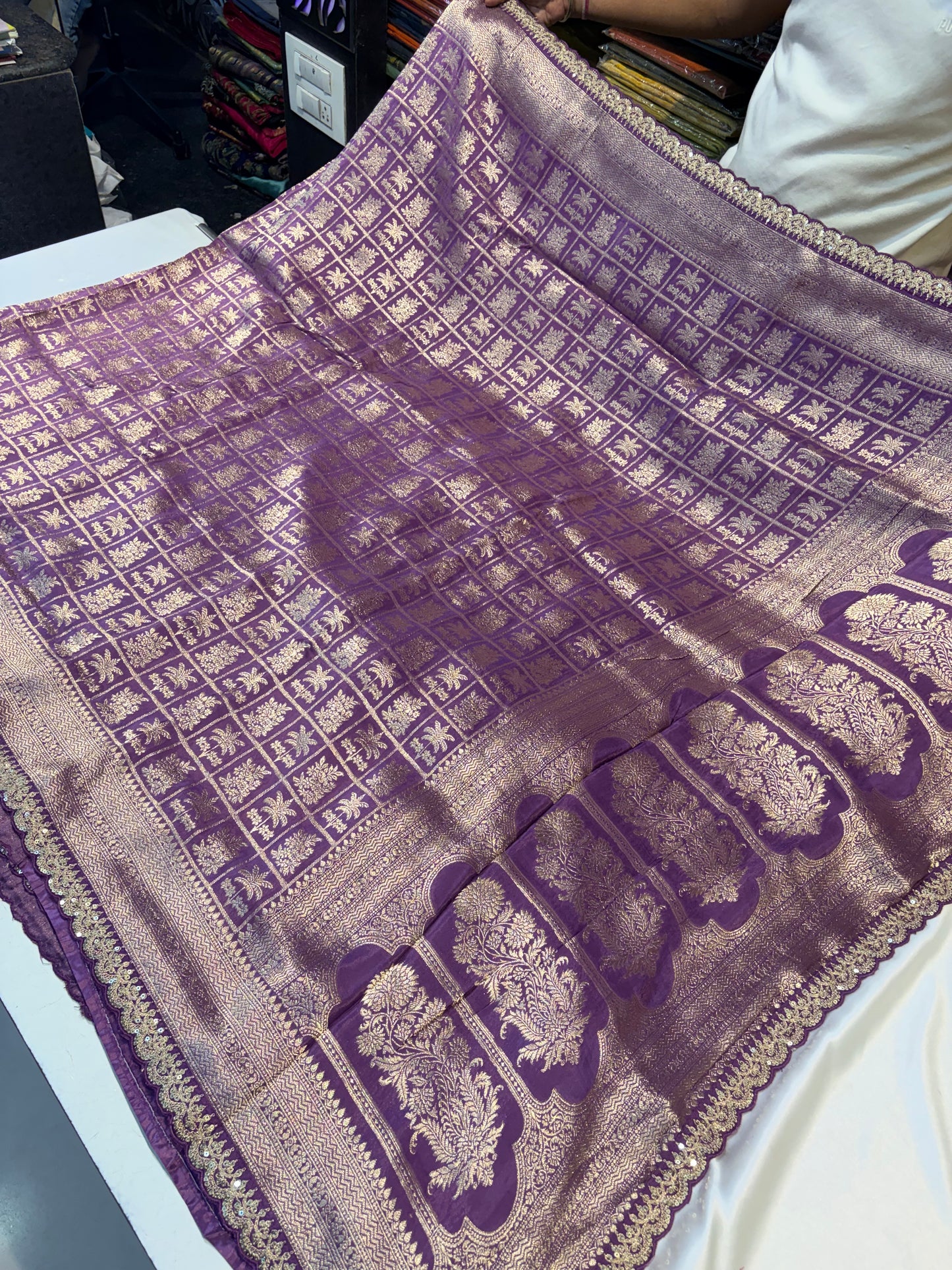 BROCADE KANCHI SILK SAREE WITH SCALLOP BORDER