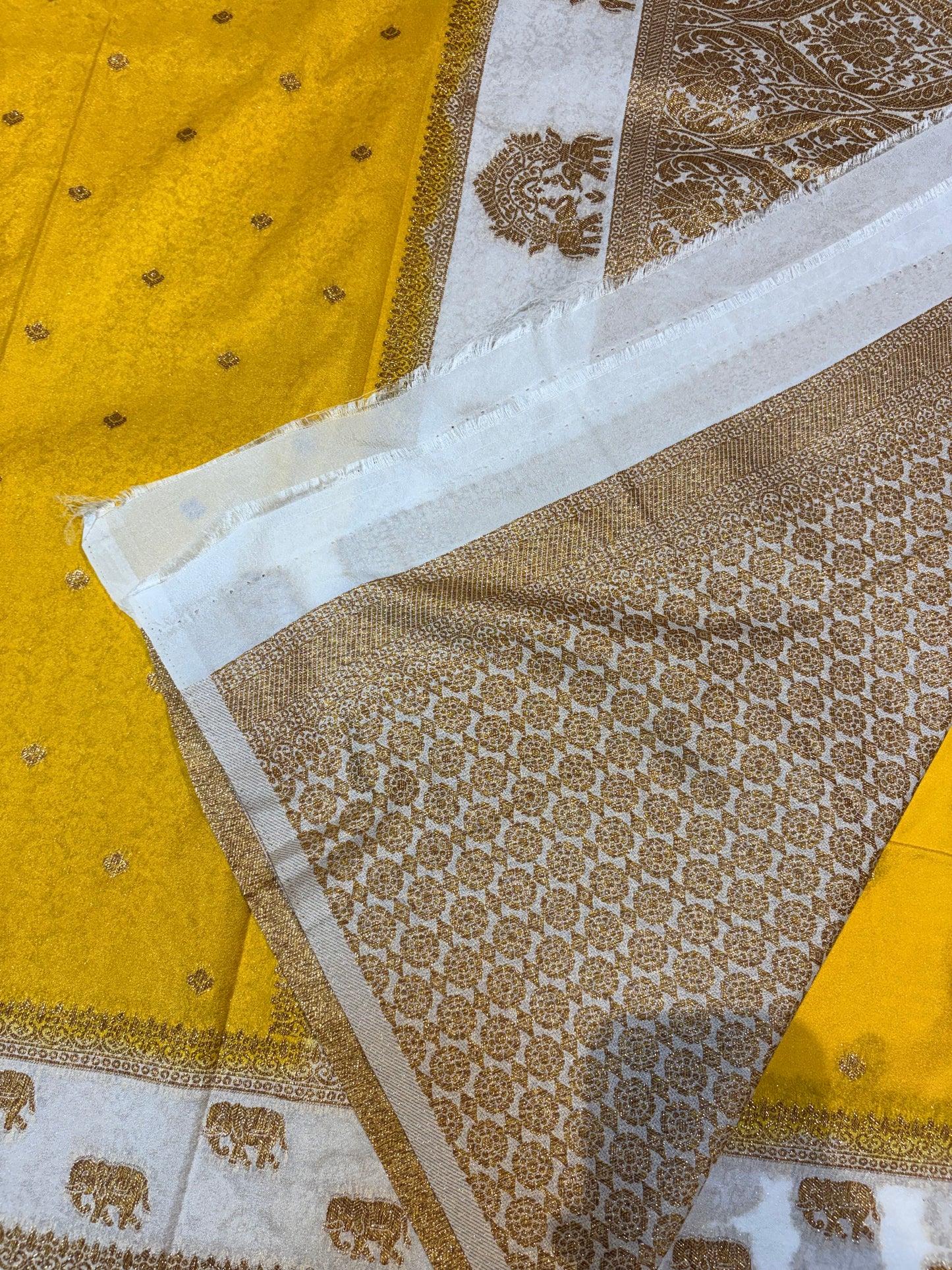 KHADDI GEORGETTE WITH ELEPHANT BUTTA BORDER
2280/-