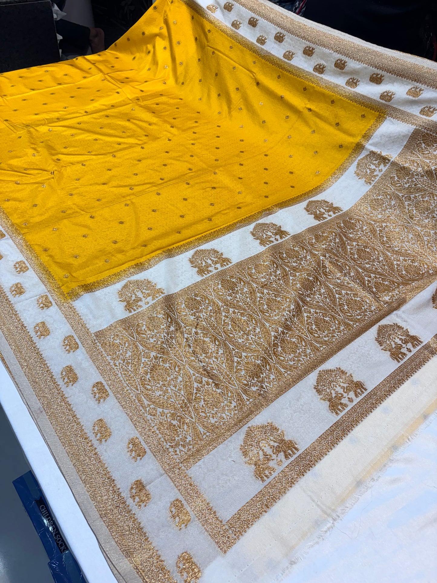 KHADDI GEORGETTE WITH ELEPHANT BUTTA BORDER
2280/-